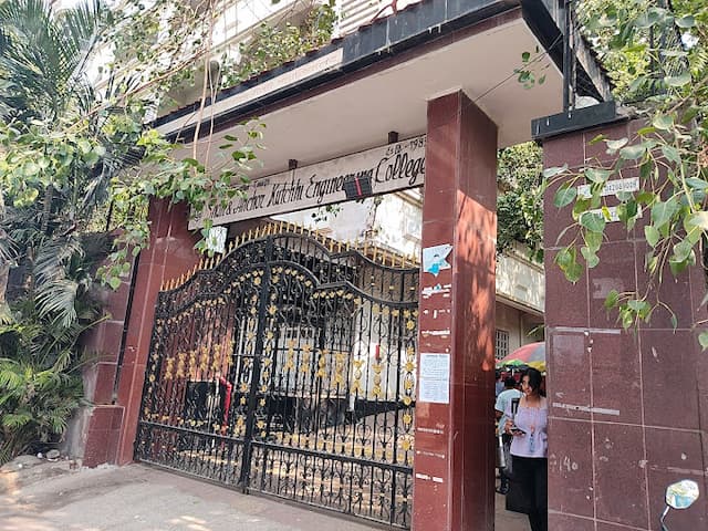 I. E. S. MODERN ENGLISH SCHOOL gallery image 3
