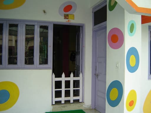 Little Elly gallery image 1