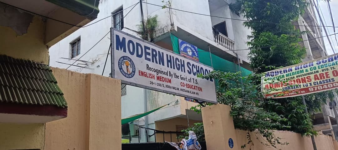 Modern High School Hussaini Alam photo 2